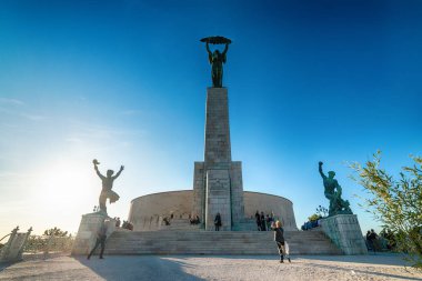 Budapeşte, Macaristan - 01 Ekim 2019: Özgürlük Heykeli veya Özgürlük Heykeli Budapeşte 'deki Gellrt Tepesi' nde bir anıttır. Macaristan 'ın bağımsızlığı, özgürlüğü ve refahı anısına düzenlenmiştir..