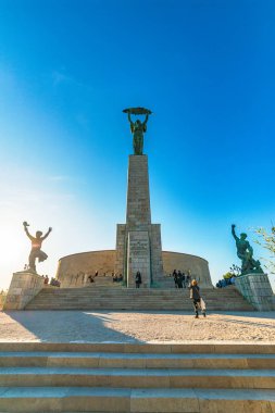 Budapeşte, Macaristan - 01 Ekim 2019: Özgürlük Heykeli veya Özgürlük Heykeli Budapeşte 'deki Gellrt Tepesi' nde bir anıttır. Macaristan 'ın bağımsızlığı, özgürlüğü ve refahı anısına düzenlenmiştir..