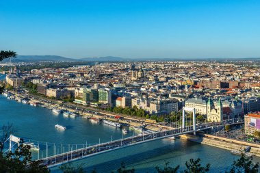 Budapeşte, Macaristan - 01 Ekim 2019: Macar başkenti ve Budapeşte 'nin Gellert Tepesi' nden Tuna nehrinin panoramik şehir manzarası.