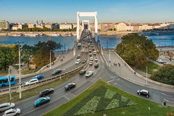 Budapeşte, Macaristan - 01 Ekim 2019: Elisabeth Köprüsü (Erzsebet saklandı) Buda ve Pest 'i Tuna Nehri' ne bağlayan köprü. Budapeşte 'de trafik sıkışık..