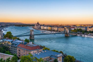 Budapeşte, Macaristan - 01 Ekim 2019: Tuna üzerindeki Szechenyi Zinciri Köprüsü ve Macaristan 'ın Budapeşte kentindeki Macar Parlamento Binası