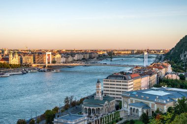 Budapeşte, Macaristan - 01 Ekim 2019: Budapeşte Şatosu 'ndan Budapeşte' nin Macar başkenti ve Tuna Nehri 'nin panoramik şehir manzarası 