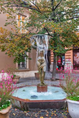 Budapeşte, Macaristan - 01 Ekim 2019: Budapeşte, Macaristan 'ın eski şehir şatosu bölgesinde Tarnok Utca Çeşmesi