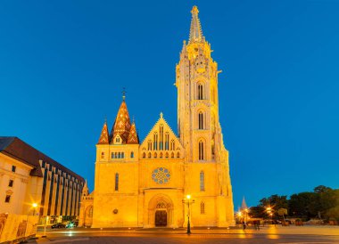 Budapeşte, Macaristan - 01 Ekim 2019: Matthias Kilisesi Budapeşte, Macaristan 'da bulunan bir Roma Katolik kilisesidir. Geceleri Balıkçı Kalesi 'ndeki Matthias Kilisesi.
