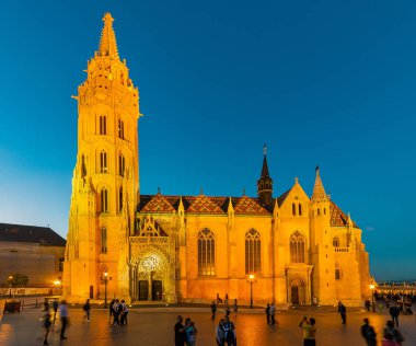 Budapeşte, Macaristan - 01 Ekim 2019: Matthias Kilisesi Budapeşte, Macaristan 'da bulunan bir Roma Katolik kilisesidir. Geceleri Balıkçı Kalesi 'ndeki Matthias Kilisesi.