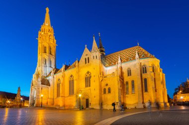 Budapeşte, Macaristan - 01 Ekim 2019: Matthias Kilisesi Budapeşte, Macaristan 'da bulunan bir Roma Katolik kilisesidir. Geceleri Balıkçı Kalesi 'ndeki Matthias Kilisesi.