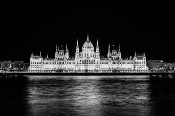 Illuminated Historical Building Hungarian Parliament Night Danube River Embankment Black — Stock Photo, Image
