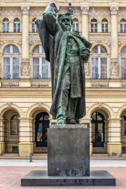 Novi Sad, Sırbistan - 11 Kasım 2019: Novi Sad Meydanı 'nın ana meydanında Svetozar Miletiç heykeli.