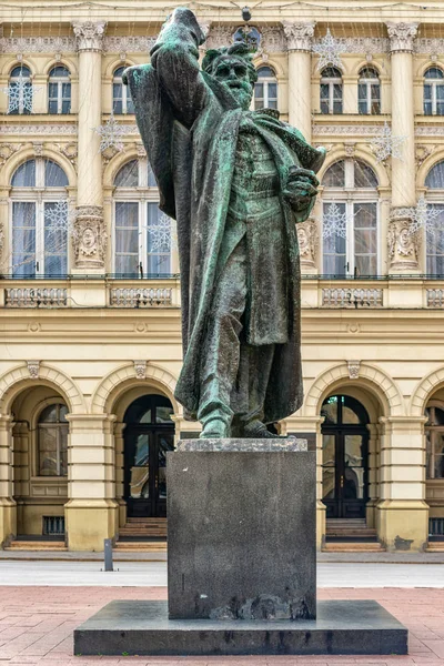 塞尔维亚诺维萨德 2019年11月11日 诺维萨德主广场的Svetozar Miletic雕像 — 图库照片