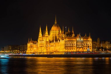 Macar Parlamentosu 'nun gece vakti Tuna Nehri' ne inşa edilmiş tarihi binası.