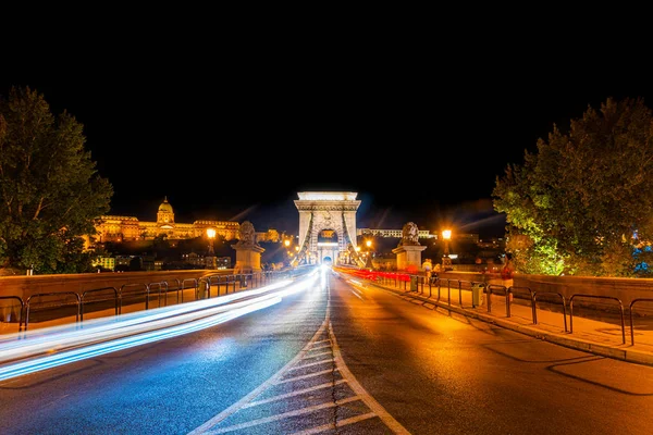 ブダペスト ハンガリー 2019年10月1日 ブダペストのドナウ川にかかるSechenyi Chain Bridgeの夜景 ブダペストで最も古く 最も有名な道路橋である 1839年から1849年にかけて建設された — ストック写真