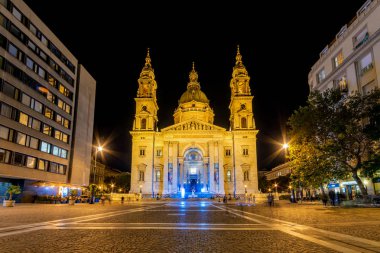 Budapeşte, Macaristan - 01 Ekim 2019: Aziz Stephen Bazilikası (Macarca: Szent Istvn Bazilika) Macaristan 'ın başkenti Budapeşte' de geceleyin