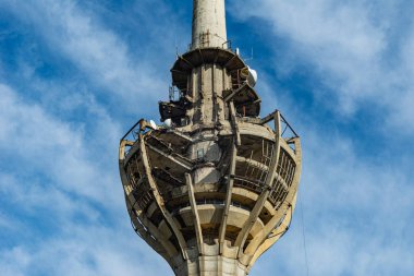 Fruska Gora, Sırbistan - 10 Mart 2019: Fruska Gora, Sırbistan 'daki kırık televizyon kulesi. Televizyon kulesi, Sırbistan 'ın bombalanması sırasında Nato ittifakı tarafından yıkıldı.