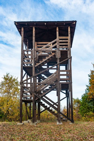 Paisagem Outono Com Uma Torre Caça Caçador Madeira Empoleirado Borda — Fotografia de Stock