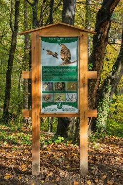 Fruska Gora, Sırbistan - 10 Mart 2019: Fruska Gora Dağı 'nın dağ etiketleri Sırpça