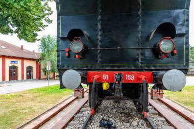 Kikinda, Sırbistan - 26 Temmuz 2019: Kikinda 'da eski bir lokomotif seti. Buhar lokomotifi 1916 yılında Budapeşte 'de 60km hızla 470 beygir gücünde yapıldı..