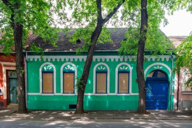 Kikinda, Sırbistan - 26 Temmuz 2019: Sırbistan 'ın Kikinda kentinde mavi kapılı güzel yeşil ev