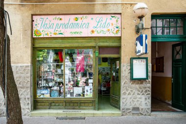 Kikinda, Sırbistan - 26 Temmuz 2019: Sırbistan 'ın Kikinda kentinde eski bir dükkan.