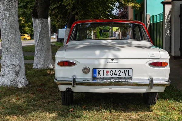 세르비아 2019 빈티지 12M 19621966 Ford 전역에 가정용 자동차이다 — 스톡 사진