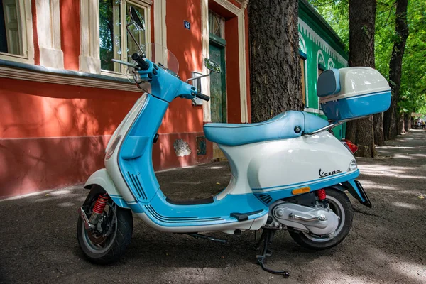 Kikinda, Sırbistan - 26 Temmuz 2019: Sırbistan 'ın Kikinda kentinde mavi ve beyaz vespa.