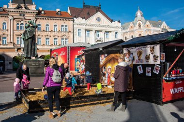 Novi Sad, Sırbistan - 24 Kasım 2019: Novosadski Kış Festivali. Novi Sad 'daki Özgürlük Meydanı (Trg Slobode: Sırp) Yeni Yıl ve kış büyüleri ile süslendi.