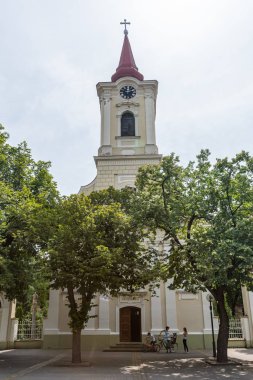 Kikinda, Sırbistan - 26 Temmuz 2019: Kikinda, Sırbistan 'da Aziz Francis Katolik Kilisesi (Katolika crkva Svetog Franciska: Sırp)