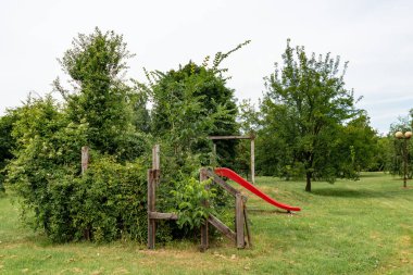 Çocuk parkı terk edilmiş ve hasar görmüş. Mutsuz çocukluk.