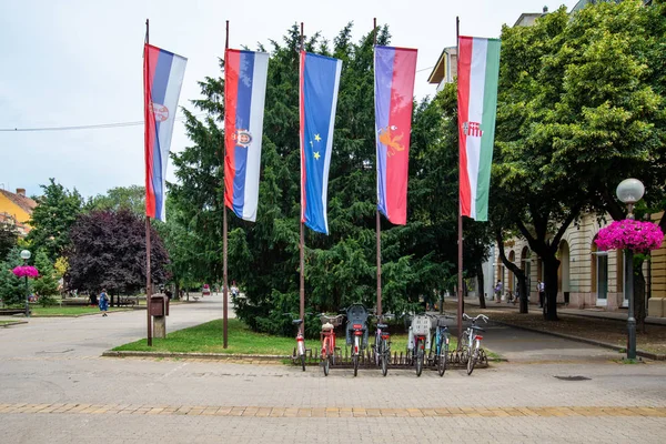 Kikinda Szerbia 2019 Július Zászló Parkoló Kerékpárok Kikinda Városháza Előtt — Stock Fotó