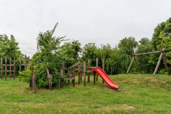 子供公園は放棄され 損傷を受けた 不幸な子供時代 — ストック写真