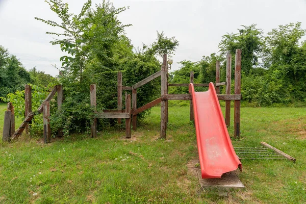 Parque Infantil Abandonado Dañado Infancia Infeliz — Foto de Stock