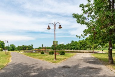 Sırbistan 'ın Kikinda kenti parkındaki Eski Göl (Staro Jezero: Sırp)