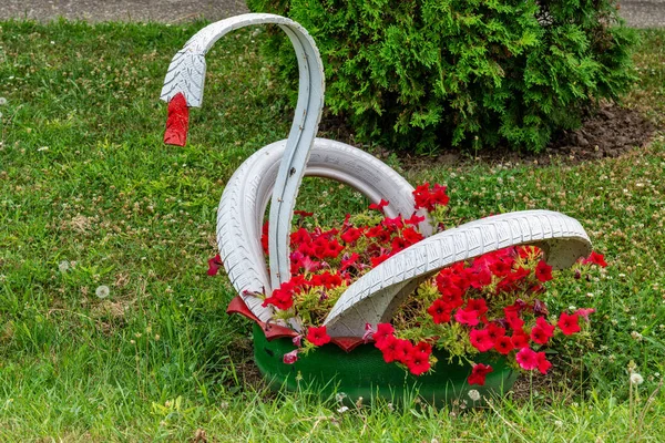 Homemade Garden Sculpture Swan Made Old Car Tire — ストック写真