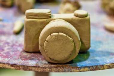 Topraktan yapılmış bir kamera.