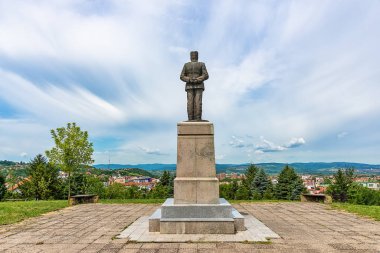 Loznica, Sırbistan - 12 Temmuz 2019: Sırbistan 'ın Loznica kentinde Stepa Stepanoviç Anıtı (1856-1929). Birinci ve ikinci Balkan Savaşı ve Birinci Dünya Savaşı 'nda savaşmış bir Sırp ordu komutanıydı..