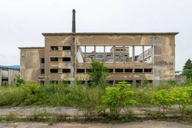 Sırbistan 'ın Loznica kentindeki terk edilmiş fabrika. 1957 yılında kuruldu ve 1990 'lardaki ekonomik krizde yok edildi ve özelleştirilmeyi bekliyor.