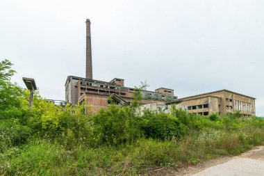 Sırbistan 'ın Loznica kentindeki terk edilmiş fabrika. 1957 yılında kuruldu ve 1990 'lardaki ekonomik krizde yok edildi ve özelleştirilmeyi bekliyor.