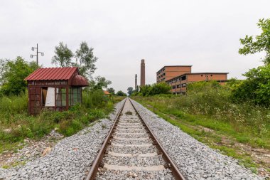 Sırbistan 'ın Loznica kentindeki terk edilmiş fabrika. 1957 yılında kuruldu ve 1990 'lardaki ekonomik krizde yok edildi ve özelleştirilmeyi bekliyor.