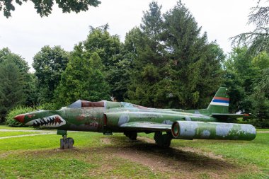 Loznica, Sırbistan - 13 Temmuz 2019: Loznica 'da bir parkta Soko J-21 Jastreb uçağı bulundu. Sergi, havacılık popülaritesine hizmet etmek için düzenleniyor..