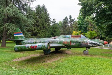 Loznica, Sırbistan - 13 Temmuz 2019: Loznica 'da bir parkta Soko J-21 Jastreb uçağı bulundu. Sergi, havacılık popülaritesine hizmet etmek için düzenleniyor..