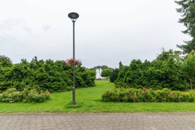 Banja Koviljaca, Sırbistan - 13 Temmuz 2019: Sağlık merkezi Banja Koviljaca 'da güzel bir resmi bahçe, ağaçlı, çalılı, çiçekli ve mimarili park, dinlenme, sakatlık ve tatil