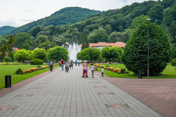 セルビアのバンジャ コビジャカ 2019年7月13日 医療ウェルネスセンターの庭で木や花や建築物が美しい風景バンジャ コビジャカ — ストック写真