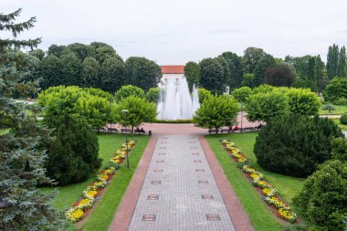 Banja Koviljaca, Sırbistan - 13 Temmuz 2019: Sağlık merkezi Banja Koviljaca 'da güzel bir resmi bahçe, ağaçlı, çalılı, çiçekli ve mimarili park, dinlenme, sakatlık ve tatil