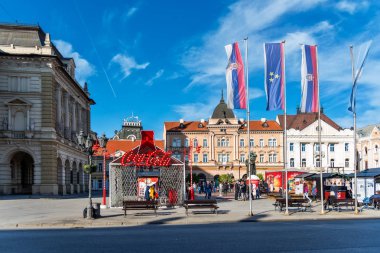 Novi Sad, Sırbistan - 01 Aralık 2019: Novosadski Kış Festivali. Novi Sad 'daki Özgürlük Meydanı (Trg Slobode: Sırp) Yeni Yıl ve kış büyüleri ile süslendi.