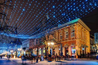 Novi Sad, Sırbistan - 04 Aralık 2019: Novosadski Kış Festivali. Novi Sad 'daki Zmaj Jovina caddesi Yeni Yıl ve kış büyüleriyle süslendi.