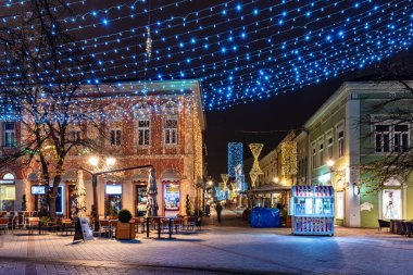 Novi Sad, Sırbistan - 04 Aralık 2019: Novosadski Kış Festivali. Novi Sad 'daki Zmaj Jovina caddesi Yeni Yıl ve kış büyüleriyle süslendi.