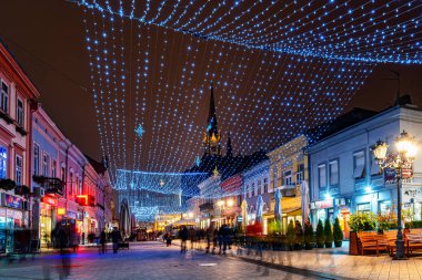 Novi Sad, Sırbistan - 04 Aralık 2019: Novosadski Kış Festivali. Novi Sad 'daki Zmaj Jovina caddesi Yeni Yıl ve kış büyüleriyle süslendi.