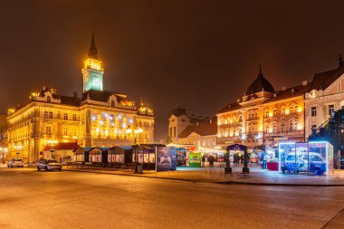 Novi Sad, Sırbistan - 25 Kasım 2019: Novosadski Kış Festivali. Novi Sad 'daki Özgürlük Meydanı (Trg slobode: Sırbistan) Yeni Yıl ve Kış Büyüleriyle süslendi.