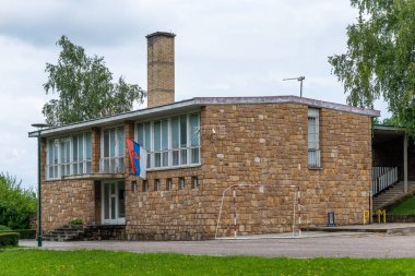 Trsiç, Sırbistan - 14 Temmuz 2019: Vuk Karadziç İlköğretim Okulu (Sırpça: Osnovna skola) Sırbistan 'ın Trsiç kentinde.