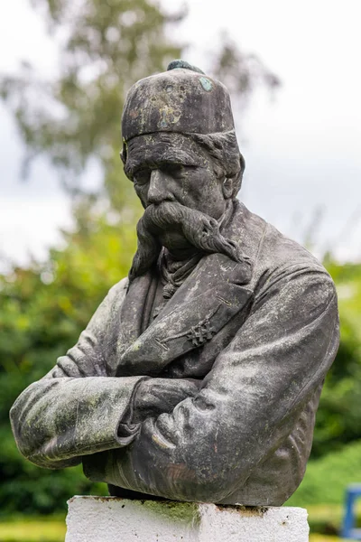 Trsiç, Sırbistan - 13 Temmuz 2019: Sırbistan 'ın Trsiç kentindeki Vuk Karadziç Anıtı. Vuk Karazdiç, Sırpça dilinde başlıca reformcu olan bir Sırp dilbilimci ve dilbilimciydi..