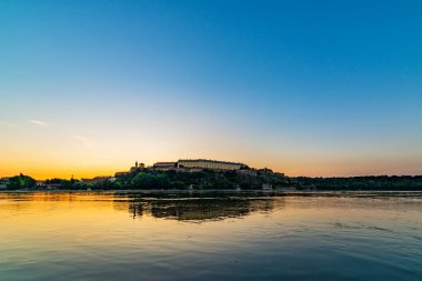 Novi Sad, Sırbistan 10 Ağustos 2019: Novi Sad 'daki Petrovaradin kalesi. Novi Sad ve Tuna Nehri gün doğumunda. 